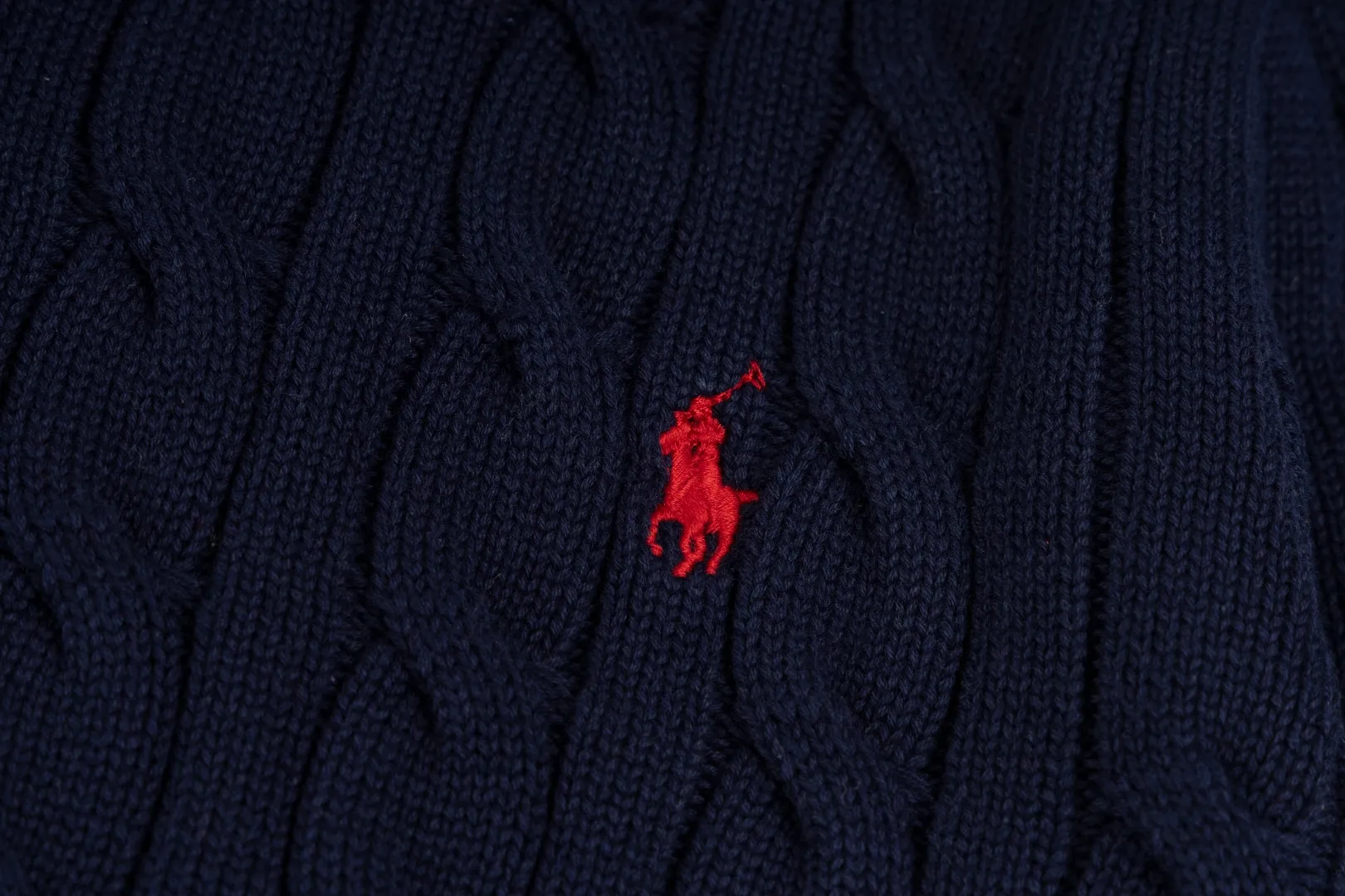 P230 #R93 RALPH LAUREN Ralph Lauren twelve colors classic small label embroidery logo seven-button knitted cable cardigan sweater women's top, high-density LOGO embroidery on the chest, original customization of tag accessories. Made of pure cotton yarn, pure cotton is skin-friendly and comfortable, small label war horse embroidered twist button cardigan sweater 🐎 high quality, follow the blogger to learn how to wear it! Let’s buy a Ralph Lauren cable sweater. It’s a super hard-to-find series after it became popular. It’s hard to find one on the official website. It’s simple and practical to wear, with a lazy and loose feel. The thickened fabric has more texture, feels soft and delicate, and has a loose fit. Whether worn alone or layered, you can wear different styles of fashion with just one piece!   Size: